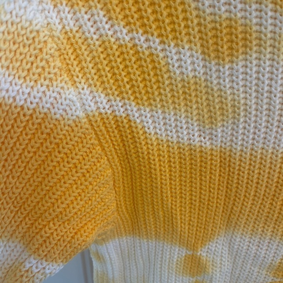Women’s tie dyed sweater crewneck. Yellow-white. Size L. Thumb holes!! Cute! - Picture 5 of 6